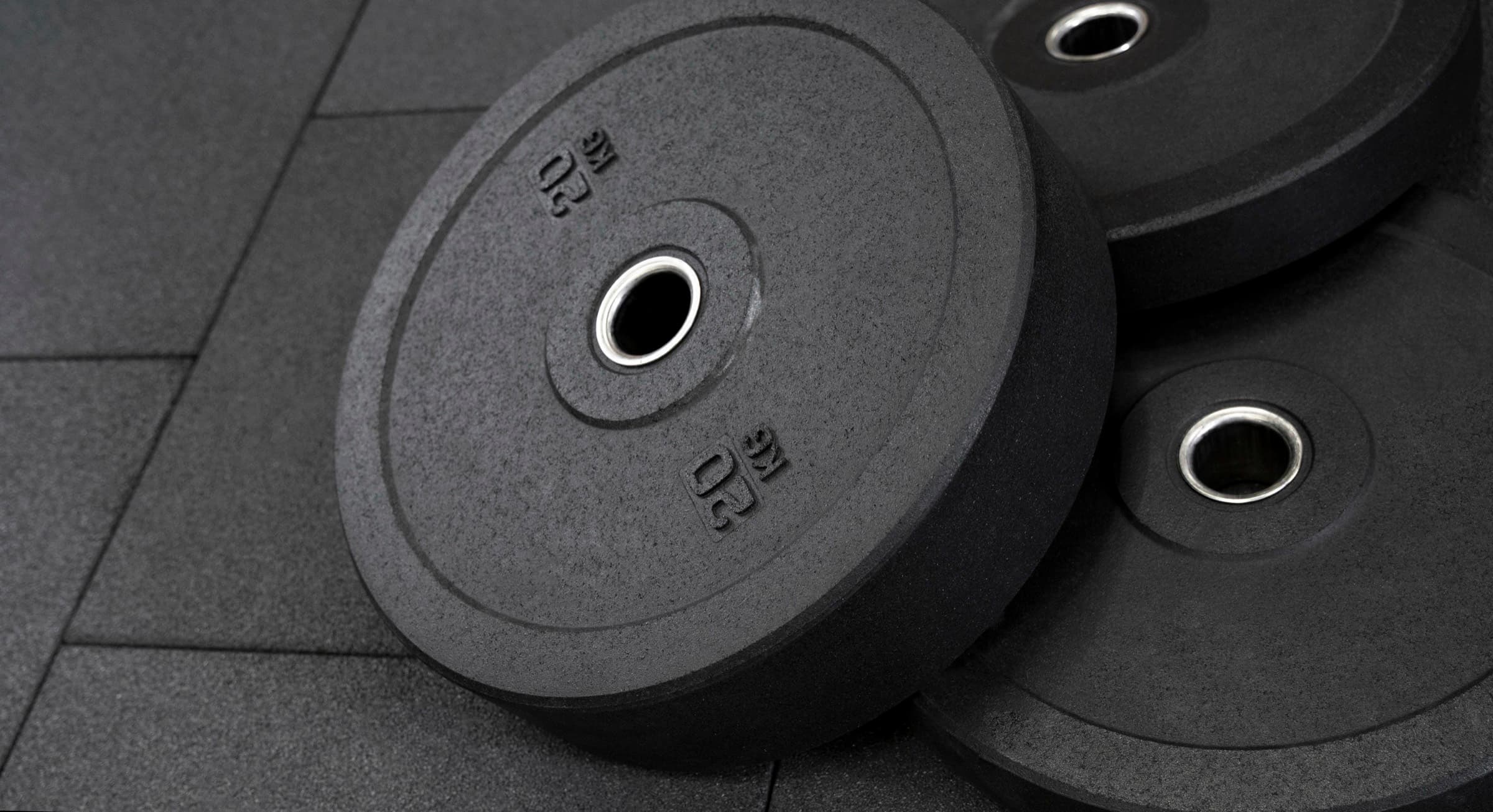 Discos de 20 kg en el piso de entrenamiento